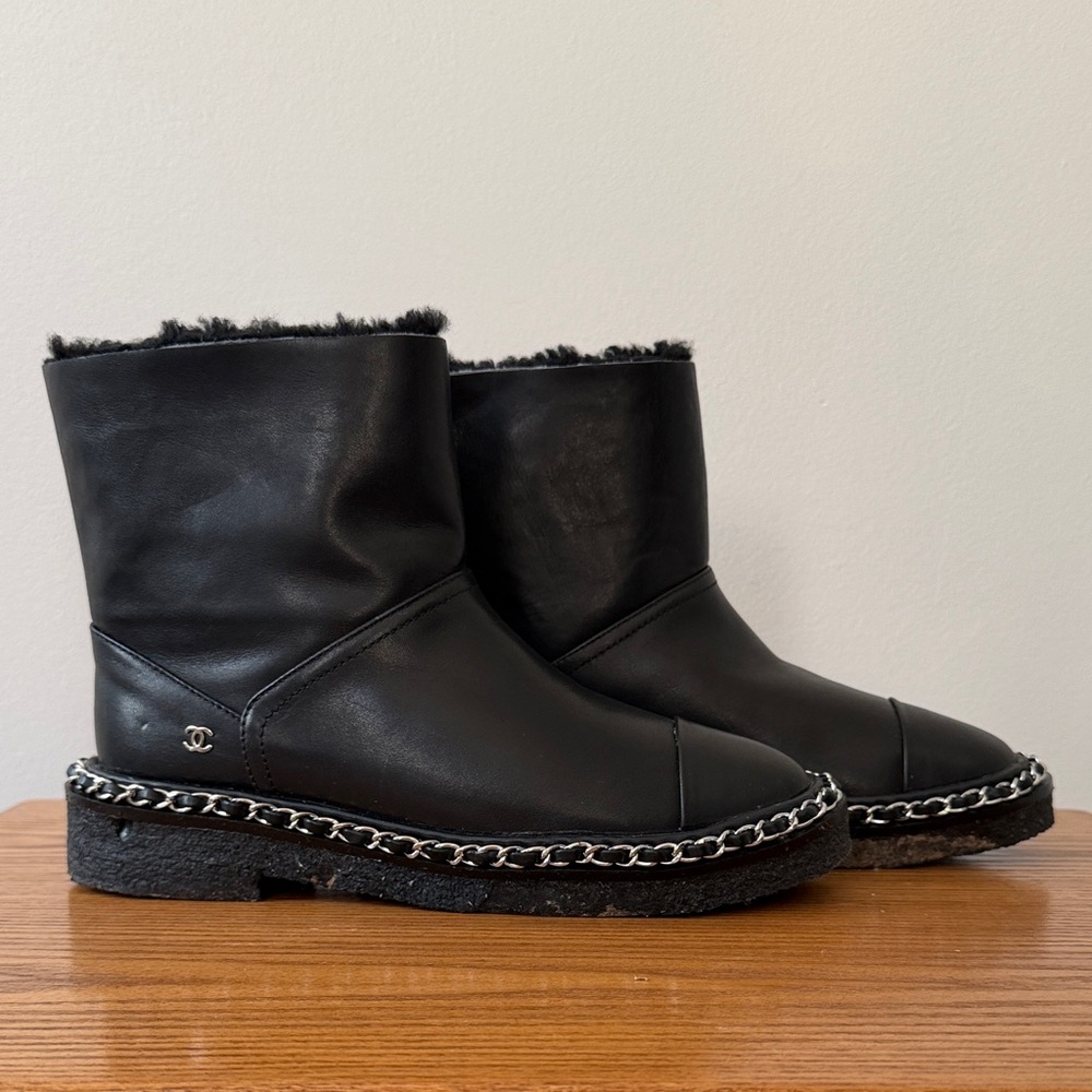 CHANEL Black Leather Winter Boots with Chain Detail